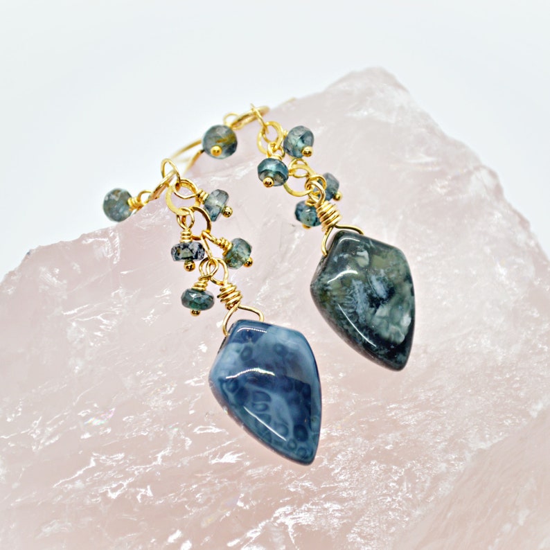 Deep Teal Blue Opal and Kyanite Earrings, Teal Blue Earrings, Blue Opal, Teal Moss Kyanite, Gold Earrings, Blue Gemstone Cluster, Blue Green afbeelding 3