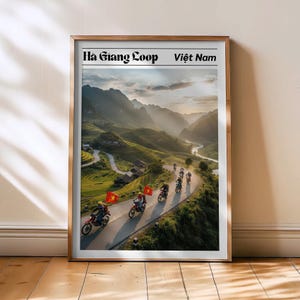 Może przedstawiać: Oprawiony wydruk pętli Ha Giang w Wietnamie. Obraz przedstawia motocykle jadące krętą drogą przez górzysty krajobraz z tarasowymi polami ryżowymi. Niebo jest jasne od światła słonecznego.