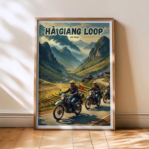 Op de afbeelding: Ingelijste kunstdruk met een schilderachtig uitzicht op de Ha Giang Loop in Vietnam. Het kunstwerk toont motorrijders op een weg door een vallei met rijstterrassen en bergen. De tekst "HA GIANG LOOP VIETNAM" staat bovenaan.