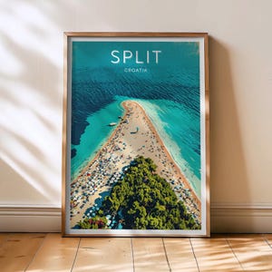 Może przedstawiać: Oprawiony wydruk artystyczny przedstawiający widok z lotu ptaka na plażę Zlatni Rat w Splicie, Chorwacja. Wydruk przedstawia turkusowe morze, piaszczystą plażę z ludźmi i zielone drzewa. Słowo "SPLIT" jest wyświetlane u góry.
