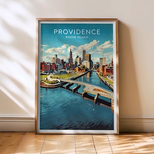 Può includere: Stampa artistica incorniciata con un'illustrazione stilizzata di Providence, Rhode Island. L'opera raffigura lo skyline della città, un fiume e ponti sotto un cielo blu con il testo "PROVIDENCE" e "RHODE ISLAND". La cornice è dorata.