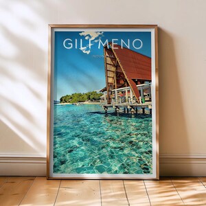 Op de afbeelding: Een ingelijste print met een tropische scène van Gili Meno, Indonesië. De afbeelding toont een houten constructie met een rood dak boven helder turquoise water. De tekst "GILI MENO" staat bovenaan, met "INDONESIA" eronder.