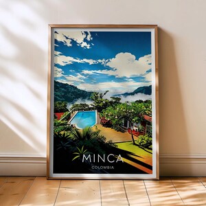 Puede incluir: Impresión enmarcada de Minca, Colombia, con un paisaje vibrante. La obra de arte muestra una piscina, exuberante vegetación y una vista de las montañas bajo un cielo azul brillante con nubes blancas. El texto "MINCA COLOMBIA" se muestra en la parte inferior.