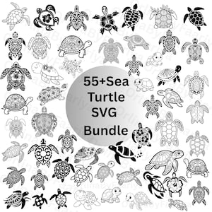 Può includere: Una collezione di oltre 55 illustrazioni di tartarughe marine in bianco e nero con vari stili artistici, inclusi disegni tribali, floreali e cartoon. Al centro, un cerchio grigio riporta il testo 55+ Sea Turtle SVG Bundle.