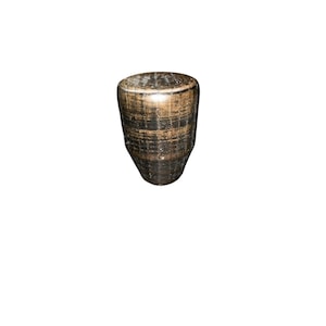 Puede incluir: Un tapón de botella decorativo de madera hecho a mano. El tapón tiene una parte superior redondeada y un cuerpo cónico. La madera tiene una textura tejida con tonos marrón oscuro y beige. El tapón mide aproximadamente 7,6 cm de alto.