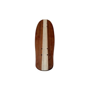Könnte beinhalten: Ein hölzernes Skateboard-Deck mit abgerundeter Nase und Heck. Das Deck hat einen Mittelstreifen aus hellem Holz, der von dunkleren Holzpaneelen flankiert wird. Vier kleine Löcher sind zur Montage von Trucks in der Mitte des Decks gebohrt.