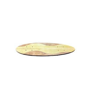 Könnte beinhalten: Ein Skateboard-Deck aus Holz mit einem hellbraunen und dunkelbraunen wellenförmigen Design. Das Deck hat eine abgerundete Form und mehrere vorgebohrte Löcher für die Montagehardware. Das Skateboard-Deck ist aus Holz.