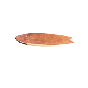 Könnte beinhalten: Ein Holz-Surfbrett mit runder Nase und spitzem Heck. Das Board besteht aus hellbraunem Holz mit natürlicher Oberfläche. Es hat eine glatte Oberfläche und ein klassisches Design, perfekt zum Surfen.