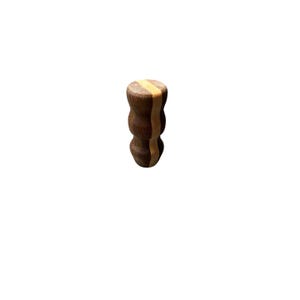 Puede incluir: Un tapón de botella de madera con un cuerpo marrón oscuro y una franja marrón claro. El tapón tiene un diseño curvo único y está hecho de madera. La parte superior del tapón tiene una franja marrón claro.