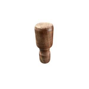 May include: A wooden bottle stopper with a cylindrical top and a tapered base. The stopper is made of a dark brown wood and has a smooth, polished finish. The design is simple and classic, suitable for various bottle types.