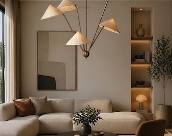 Lustre moderne à plusieurs bras en laiton - Suspension conique à 5 lumières du milieu du siècle pour salle à manger, salon et intérieurs de luxe