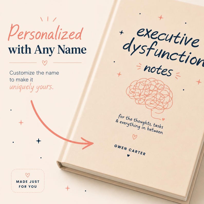 Puede incluir: Un cuaderno beige titulado executive dysfunction notes con una ilustraci&oacute;n de un cerebro. La portada presenta el texto for the thoughts, tasks & everything in between y el nombre GWEN CARTER. El dise&ntilde;o incluye peque&ntilde;as estrellas, corazones y puntos.
