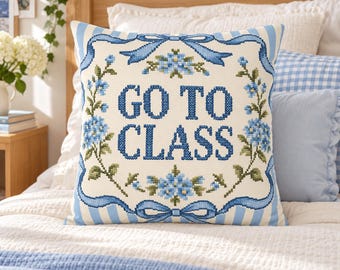 Funda de almohada "Ve a clase", divertida decoración para dormitorio universitario, almohada azul estilo preppy, almohada para dormitorio estilo punto de cruz, regalo para estudiantes universitarios