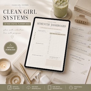 Op de afbeelding: Een digitaal plannerpakket met de tekst "CLEAN GIRL SYSTEMS" en "SEMESTER DASHBOARD" weergegeven op een tablet. De afbeelding bevat een kaars, pen en andere kantoorartikelen. Het pakket bevat een wekelijkse reset, dagelijkse reset en een gewoontetracker.