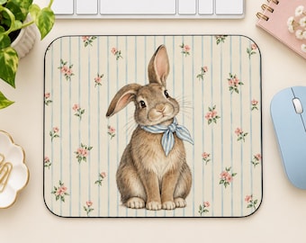 Alfombrilla de ratón con conejito adorable, alfombrilla de ratón de conejo en acuarela, decoración de escritorio floral con rayas azules, accesorio de escritorio estilo cottagecore preppy femenino, regalo de conejito