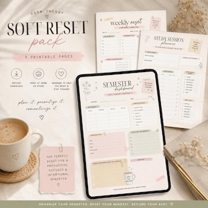 Può includere: Un pacchetto di pianificatori stampabili beige e rosa con il testo "Soft Reset Pack" e "Semester Dashboard". Include una tazza di caffè, un tablet e diverse pagine stampabili per la pianificazione e l'organizzazione. Il pacchetto è progettato per aiutarti a resettare e rimanere concentrato.
