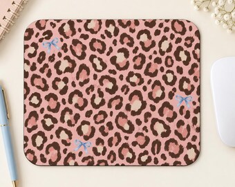 Alfombrilla de ratón con estampado de leopardo rosa y lazos azules / Decoración femenina adorable / Regalo para estudiantes universitarias