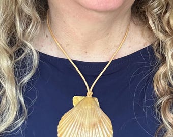 Collar grande con concha marina: vieira iridiscente, joyería playera