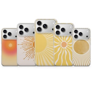 Op de afbeelding: Vijf telefoonhoesjes met zonne-ontwerpen in tinten geel, oranje en crème. De zonmotieven variëren, sommige met stralen, andere met een simpele cirkel. De hoesjes zijn ontworpen voor een smartphone.
