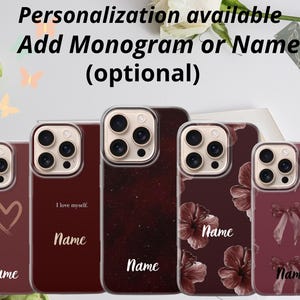Może przedstawiać: Kolekcja bordowych etui na telefon z różnymi wzorami, w tym sercem, wzorami kwiatowymi i kokardkami. Każde etui ma przezroczystą obwódkę i miejsce na personalizację z imieniem. Tekst u góry brzmi "Personalizacja dostępna".