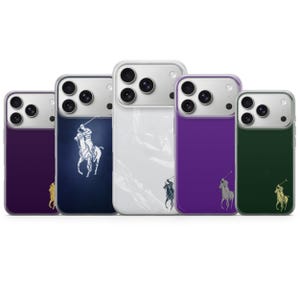Puede incluir: Cinco fundas para teléfono en varios colores: morado, azul marino, blanco, morado y verde. Cada funda presenta una carcasa de cámara plateada y un logotipo de Polo Ralph Lauren. La funda azul marino tiene un gráfico de jinete.