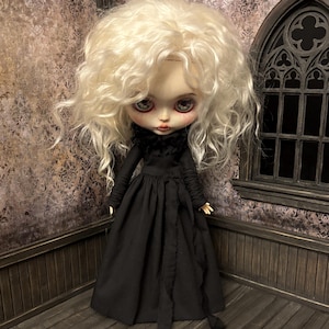 Abito lungo nero e colletto in stile gotico per bambole Blythe e Pullip, vestito per Blythe, vestiti per Blythe, vestiti Blythe fatti a mano.
