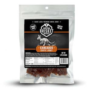 Może przedstawiać: Przezroczyste plastikowe opakowanie z egzotycznym jerky z kangura. Opakowanie ma czarną etykietę z napisem "Black Label Premium Exotic Jerky" i "Boston Brisket Works". Waga netto wynosi 50g.