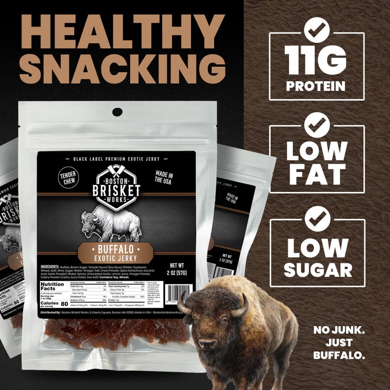 K&ouml;nnte beinhalten: Paket mit Buffalo Exotic Jerky von Boston Brisket Works, mit 11g Protein, wenig Fett und wenig Zucker. Die Packung ist 57g und zeigt eine B&uuml;ffel-Illustration. Der Text lautet "Healthy Snacking".