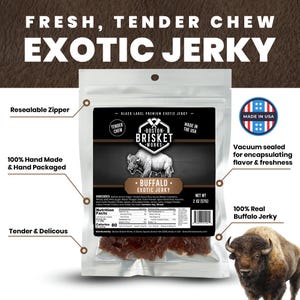 K&ouml;nnte beinhalten: Eine transparente Plastikverpackung mit Buffalo Exotic Jerky von Boston Brisket Works. Die Verpackung enth&auml;lt den Text "FRESH, TENDER CHEW EXOTIC JERKY" und einen wiederverschlie&szlig;baren Rei&szlig;verschluss. Das Nettogewicht betr&auml;gt 57g.