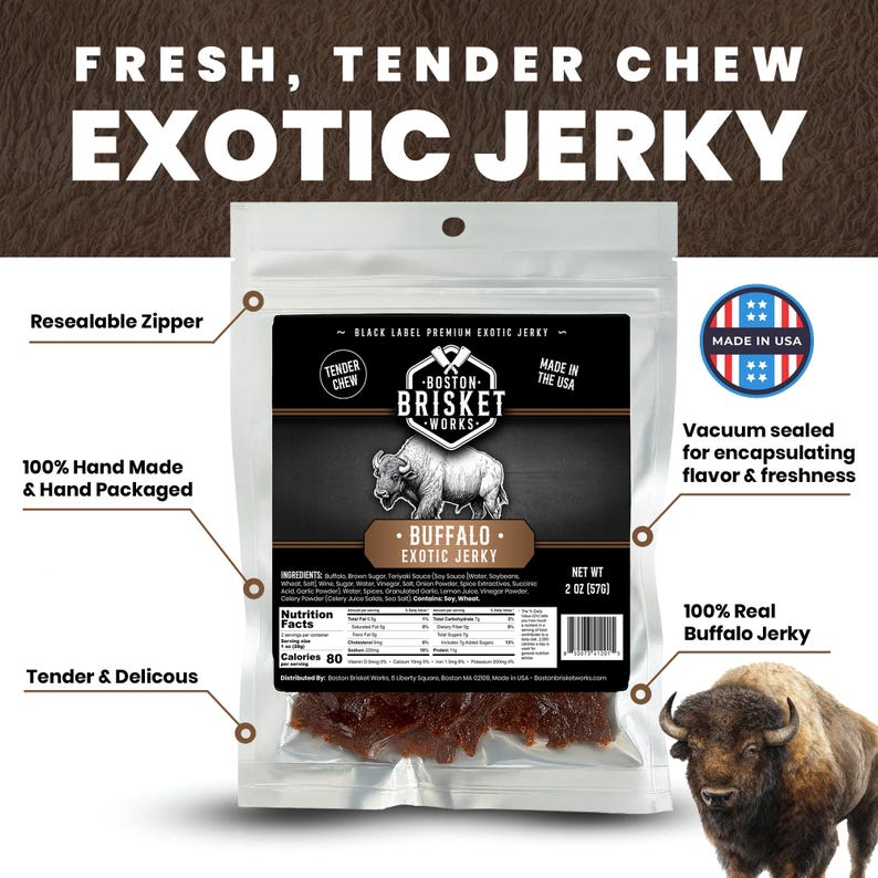 K&ouml;nnte beinhalten: Eine transparente Plastikverpackung mit Buffalo Exotic Jerky von Boston Brisket Works. Die Verpackung enth&auml;lt den Text "FRESH, TENDER CHEW EXOTIC JERKY" und einen wiederverschlie&szlig;baren Rei&szlig;verschluss. Das Nettogewicht betr&auml;gt 57g.