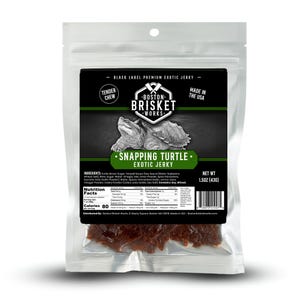 Pode incluir: Um saco plástico transparente contendo Snapping Turtle Exotic Jerky da Boston Brisket Works. O rótulo preto apresenta uma ilustração de tartaruga e o texto "Snapping Turtle Exotic Jerky". Peso líquido: 43g.