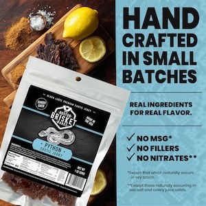 Peut inclure: Un paquet de Python Exotic Jerky de Boston Brisket Works, avec un motif de serpent, devant une planche en bois avec du jerky, des citrons et des &eacute;pices. Le paquet indique "Fabriqu&eacute; &agrave; la main en petits lots" et "Sans MSG, sans agents de remplissage, sans nitrates."