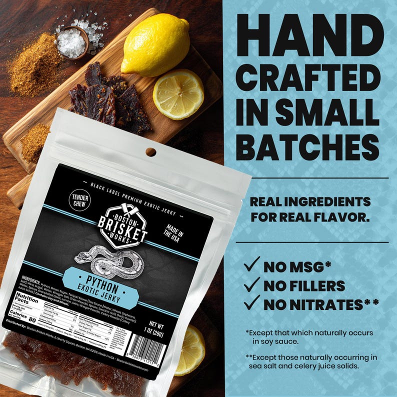 Peut inclure: Un paquet de Python Exotic Jerky de Boston Brisket Works, avec un motif de serpent, devant une planche en bois avec du jerky, des citrons et des &eacute;pices. Le paquet indique "Fabriqu&eacute; &agrave; la main en petits lots" et "Sans MSG, sans agents de remplissage, sans nitrates."