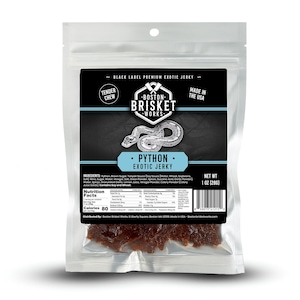 Peut inclure: Un sac en plastique transparent contenant du Python Exotic Jerky de Boston Brisket Works. L'étiquette noire présente une illustration de serpent et le texte "Python Exotic Jerky". Le sac contient 28g de jerky.