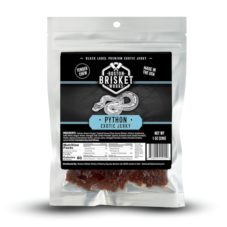 Peut inclure: Un sac en plastique transparent contenant du Python Exotic Jerky de Boston Brisket Works. L'&eacute;tiquette noire pr&eacute;sente une illustration de serpent et le texte "Python Exotic Jerky". Le sac contient 28g de jerky.