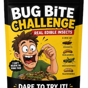 Könnte beinhalten: Ein schwarz-gelber Beutel mit Bug Bite Challenge echten essbaren Insekten mit einem Nettogewicht von 15g. Die Verpackung zeigt eine Cartoon-Illustration einer Person, die Insekten isst, mit Text, der Grillen, Mehlwürmer, Heuschrecken und Seidenraupen auflistet.