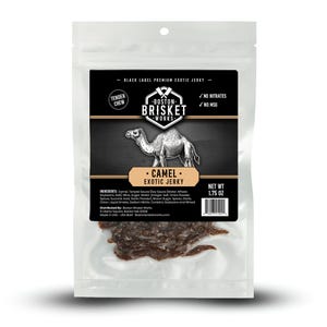 Può includere: Una busta di plastica trasparente di jerky esotico di cammello Boston Brisket Works. L'etichetta nera presenta un'illustrazione di cammello e il testo "Camel Exotic Jerky". Il peso netto è di 49,6 grammi.