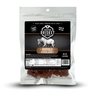 K&ouml;nnte beinhalten: Eine transparente Plastikt&uuml;te mit Buffalo Exotic Jerky von Boston Brisket Works. Das schwarze Etikett lautet "Black Label Premium Exotic Jerky" und "Made in the USA". Die T&uuml;te enth&auml;lt 57g Jerky mit dem Etikett "Tender Chew".