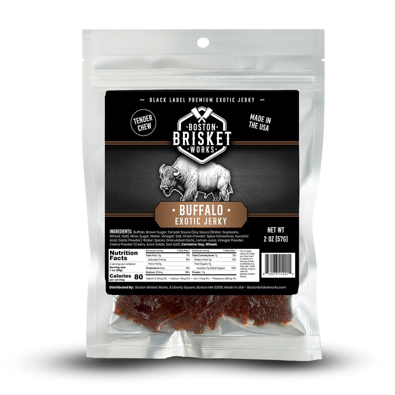 K&ouml;nnte beinhalten: Eine transparente Plastikt&uuml;te mit Buffalo Exotic Jerky von Boston Brisket Works. Das schwarze Etikett lautet "Black Label Premium Exotic Jerky" und "Made in the USA". Die T&uuml;te enth&auml;lt 57g Jerky mit dem Etikett "Tender Chew".