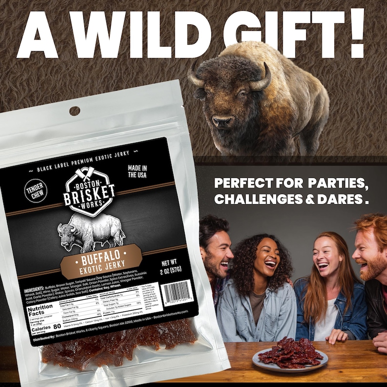 K&ouml;nnte beinhalten: Eine transparente T&uuml;te mit Boston Brisket Works Buffalo Exotic Jerky mit einer B&uuml;ffel-Illustration. Die T&uuml;te ist mit "A WILD GIFT!" und "PERFECT FOR PARTIES, CHALLENGES & DARES." beschriftet. Das Nettogewicht betr&auml;gt 57 Gramm.