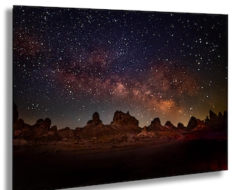 Peut inclure: Impression sur toile représentant un ciel nocturne étoilé et la Voie lactée. L'image montre un paysage sombre avec des formations rocheuses se découpant sur le ciel étoilé. Les couleurs sont des bleus foncés, des bruns et des orangés.