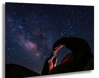 Peut inclure: Impression sur toile d'un ciel nocturne avec une Voie lactée vibrante et une arche rocheuse naturelle. L'arche se détache sur le fond étoilé, avec les couleurs rose, violet et bleu de la Voie lactée. Photographie de paysage.
