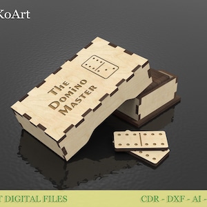 Könnte beinhalten: Ein Domino-Set aus Holz mit einer Box mit der Aufschrift "The Domino Master". Die Box ist hellbraun mit dunkleren braunen Akzenten und einem lasergeschnittenen Design. Zwei Dominosteine sind sichtbar.