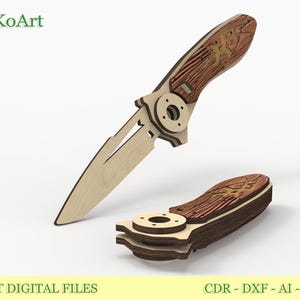 Op de afbeelding: Een houten lasergesneden mes met een lichtbruin lemmet en een handvat met een houtnerf ontwerp en een decoratief element. Het mes wordt getoond met het handvat los. De tekst "Laser Cut Digital Files" is zichtbaar.