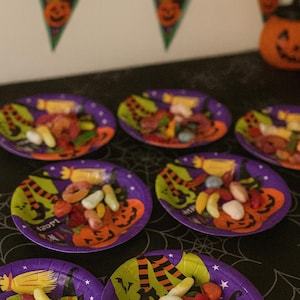 set of 8 Halloween themed party plates