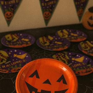 set of 8 Halloween themed party plates