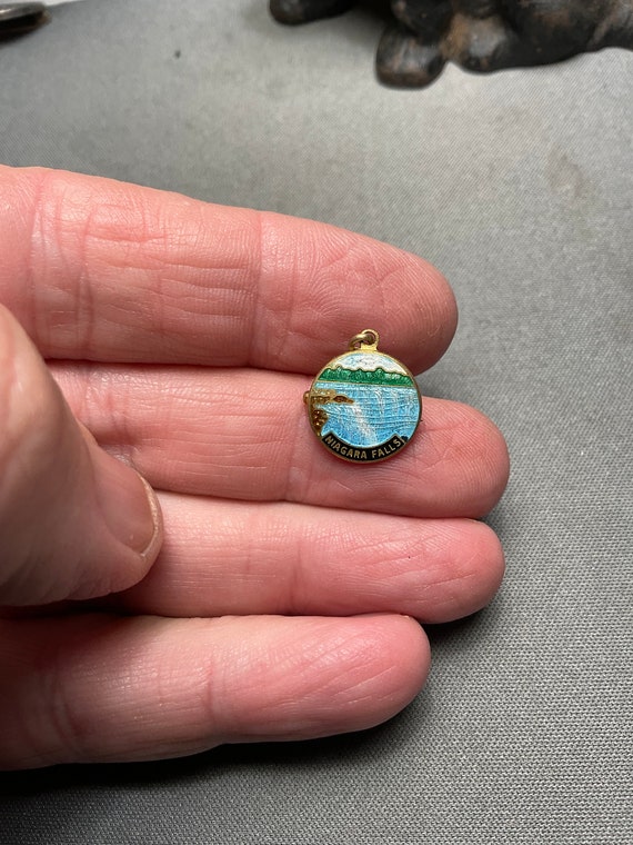 Vintage souvenir pin or - Gem