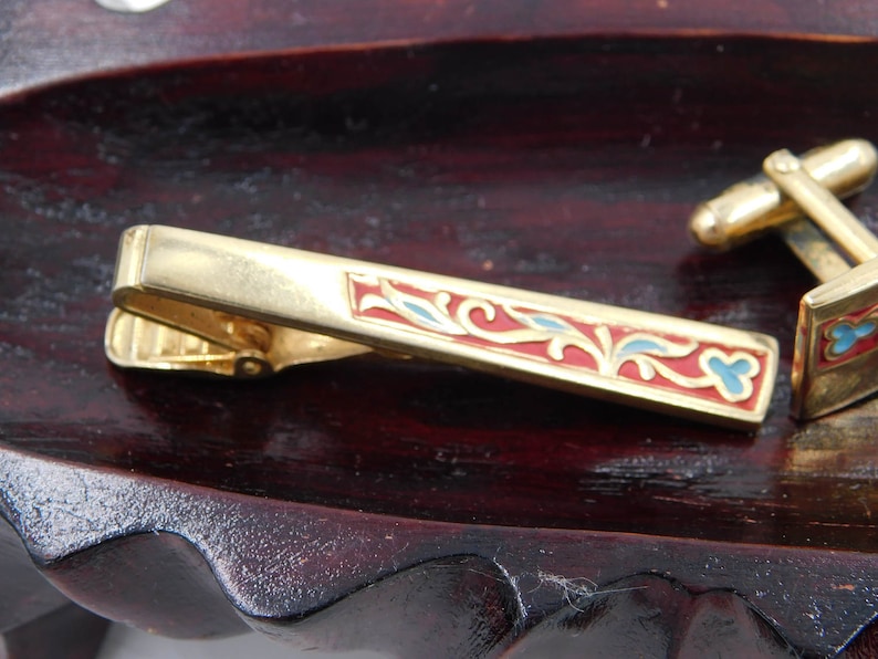 Vintage Gold Tone with Painted Floral Design Anson Cufflinks and Matching Tie Clip dr47