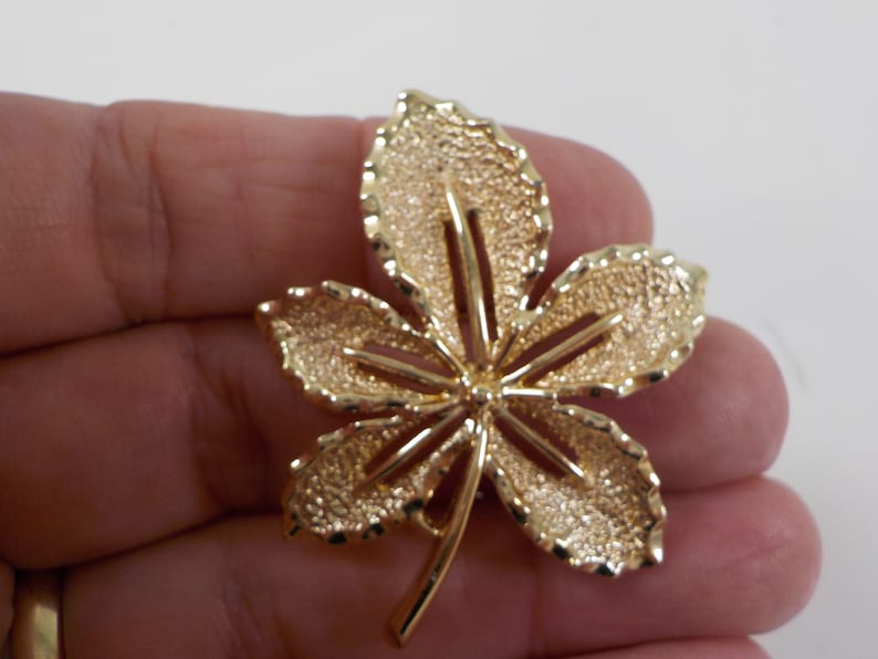 Vintage Signed SARAH COVENTRY Gold-Tone Metal Ivy #6782 Leaf Pin Brooch BR-49