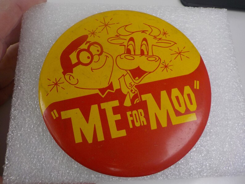 Vintage Space Age Pin Pinback Button That Reads Me For Moo dr46